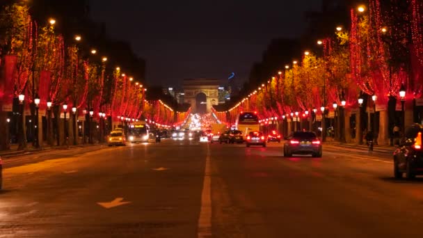 巴黎美丽的夜晚，香蕉丽舍圣诞装饰，凯旋门附近的交通 — 图库视频影像