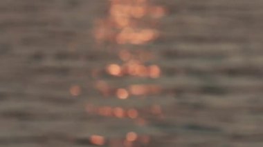 Batan güneşin yansıması suyun üzerinde yansıyor..