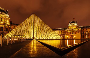 Geceleri Louvre 'a piramit girişi..