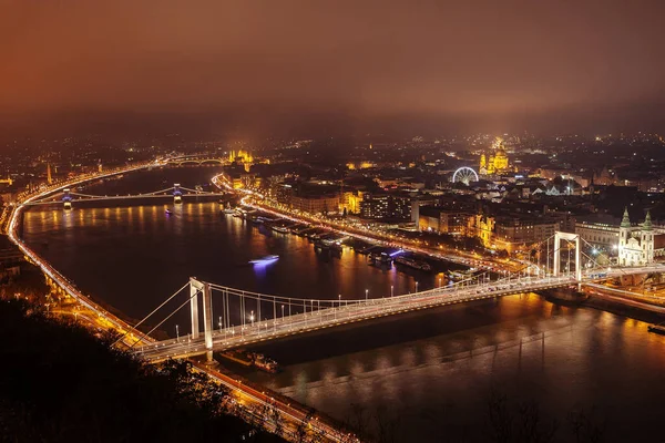 Panorámás kilátás az estére Budapest a Gellért-hegyről. — Stock Fotó