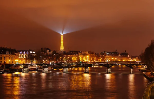 A ponte de arte contra o fundo dos bairros parisienses e a Torre Eiffel ao fundo . — Fotografia de Stock