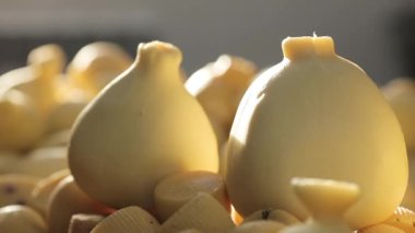 Peynir kafalar birbirinin üstünde uzanıyor. Küçük bir özel peynir fabrikası Caciocavallo peyniri yapıyor..