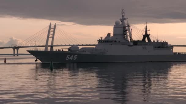 SAINT-PETERSBURG, RÚSSIA - 14 de julho de 2019: Navio de guerra russo rebocado ao longo do Neva. Navios navegam contra o fundo da ponte por cabo . — Vídeo de Stock