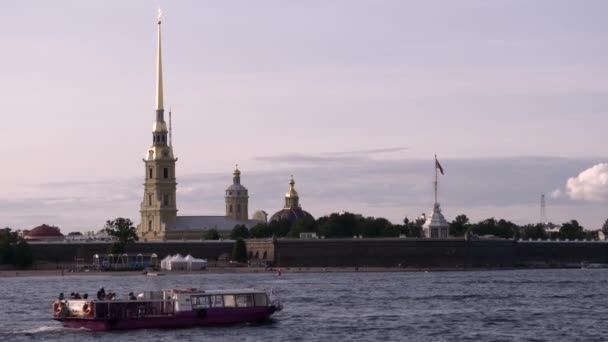SAINT-PETERSBURG, RUSSLAND - 14. Juli 2019: Passagierschiff mit Touristen vor dem Hintergrund der Peter-und-Paul-Festung. Blick auf die Newa und die Peter-Paul-Festung. — Stockvideo