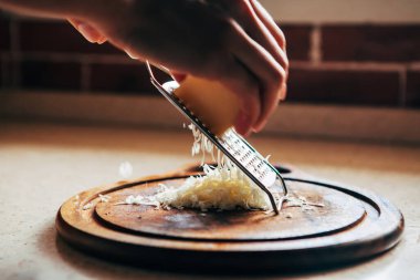 Dişi el peyniri ovar. Evde yemek pişirmek..