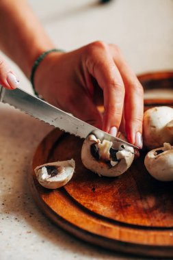 Kadın eli kesme tahtasında şampiyonları kesiyor..