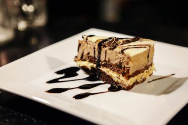 Beyaz tabakta bir dilim pasta.