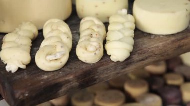 Peynir fabrikasında ahşap bir rafta peynir kafalar..