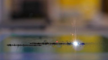 Lazer oyma makinesi. Lazer plastikteki harfleri yakıyor..