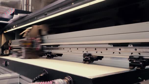 Przenoszenie głowicy drukującej dużej prasy drukarskiej. — Wideo stockowe