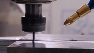 Makine metal bir kısımda delikler açıyor..