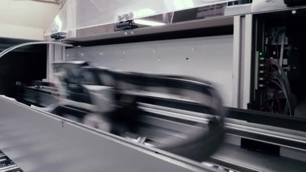 Bewegende printkop van een grote drukpers. — Stockvideo