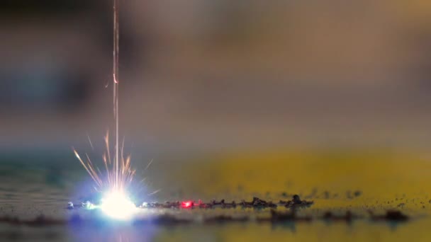 Machine de gravure laser. Le laser brûle les lettres sur le plastique . — Video