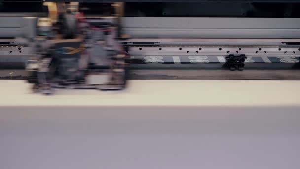 Bewegende printkop van een grote drukpers. — Stockvideo
