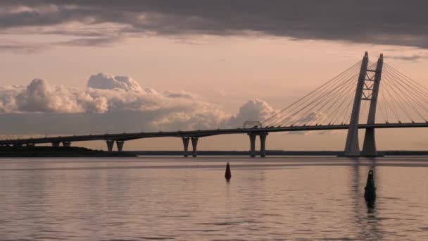 Neue Schrägseilbrücke über die Fahrrinne des Schiffes. — Stockvideo