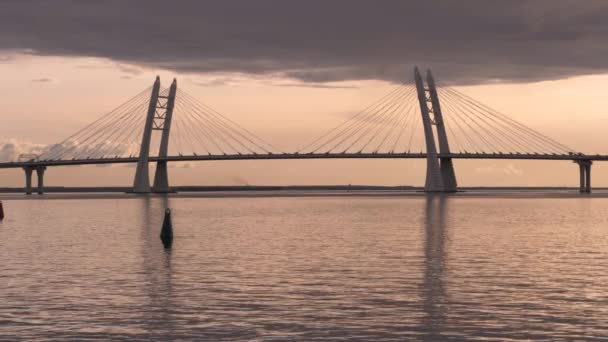 在船的航道上建了一座新的斜拉桥. — 图库视频影像