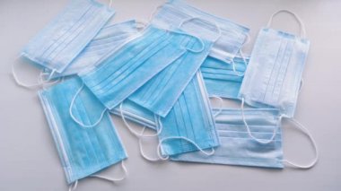 Tıbbi maskeler de bir yığın maskeden kaybolur.