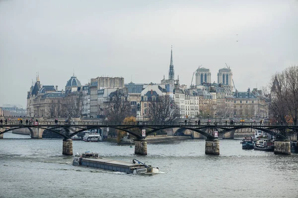 Ponte das Artes no fundo da ilha de Cite . — Fotografia de Stock