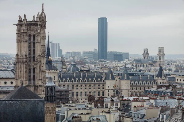 Vista dos telhados parisienses e palácio de justiça na ilha do — Fotografia de Stock