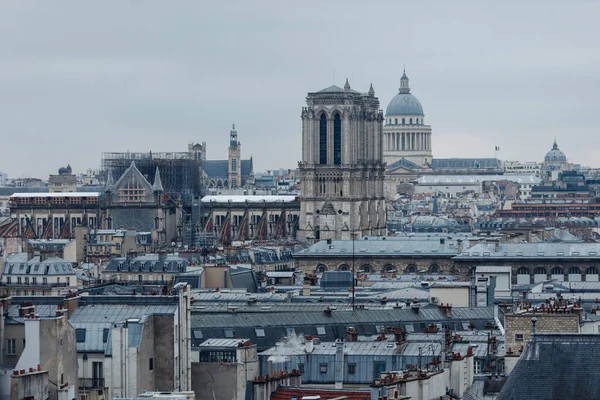 巴黎圣母院的巴黎式屋顶和塔楼景观. — 图库照片