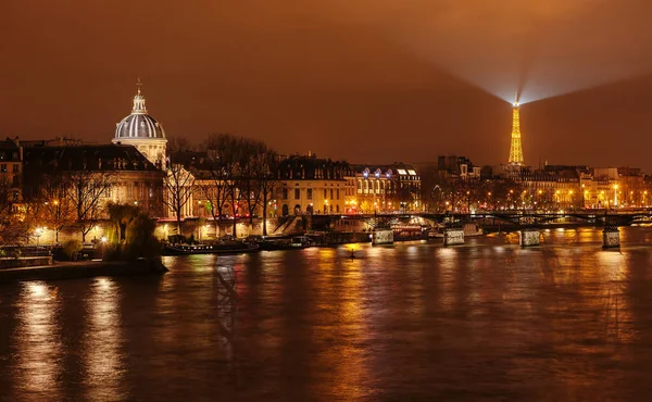 A ponte de arte, Instituto da França e da Torre Eiffel no fundo . — Fotografia de Stock