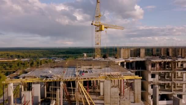 Vidéo panoramique d'un immeuble résidentiel en construction . — Video