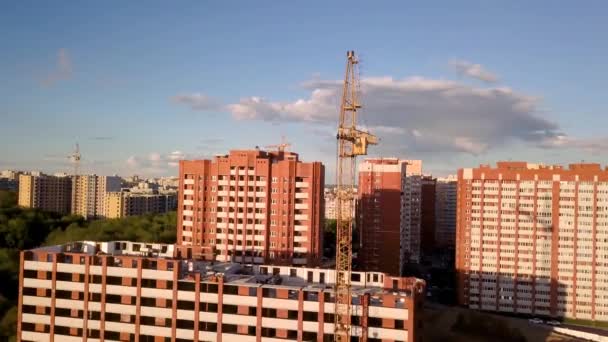 Veduta aerea della costruzione di edifici residenziali . — Video Stock