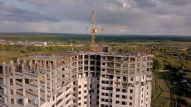 İnşaat halindeki bir binanın panoramik videosu.
