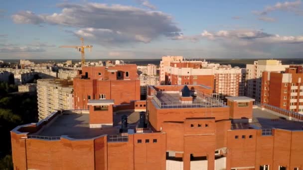 Vista aérea dos telhados de edifícios residenciais construídos . — Vídeo de Stock