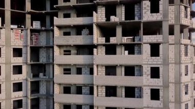 İnşaat halindeki bir binanın panoramik videosu.