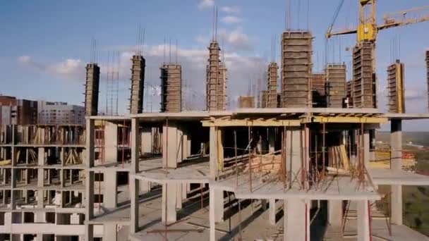 Vidéo panoramique d'un immeuble résidentiel en construction . — Video