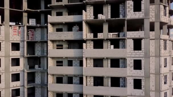 Vidéo panoramique d'un immeuble résidentiel en construction . — Video