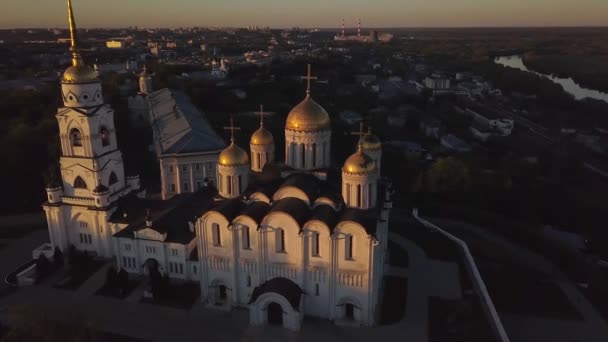 Вид с воздуха на Успенский собор города Владимира . — стоковое видео