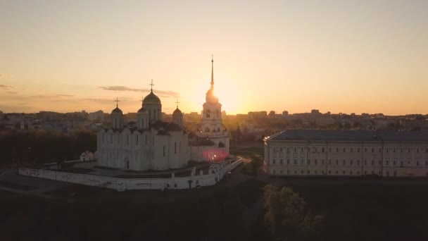 Вид с воздуха на Успенский собор города Владимира . — стоковое видео