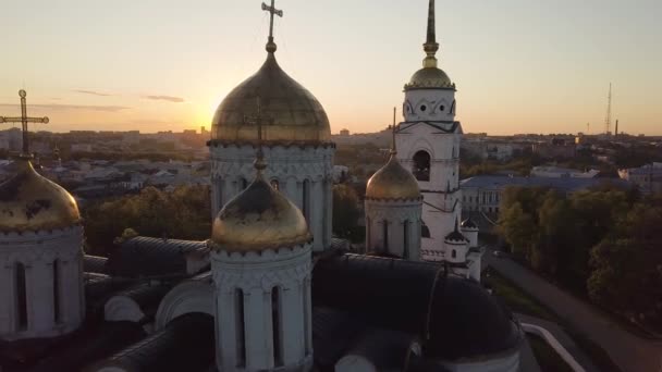 Aerial view of the Assumption Cathedral of the city of Vladimir. — Stock Video
