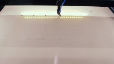 Lazer kesme makinesi. Lazer detayları keser..