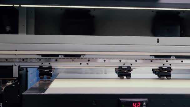 Mozgó nyomtatófej nagy nyomdagéphez. — Stock videók