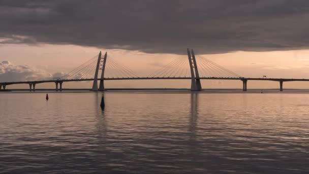 Nieuwe kabelbrug over de vaargeul van het schip. — Stockvideo