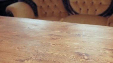 Adamın biri masaya peynir dolu bir sepet koyar..