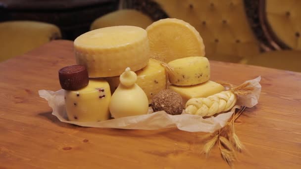 Muchos quesos diferentes están sobre la mesa . — Vídeo de stock