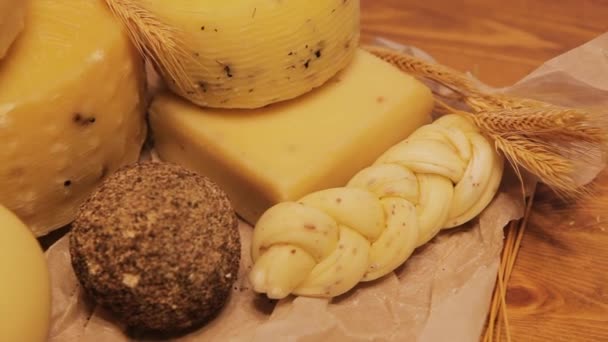 Viele verschiedene Käsesorten liegen auf dem Tisch. — Stockvideo