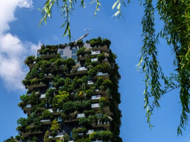 Milano 'nun çok katlı binalarından biri olan Bosco Verticale gökyüzüne karşı.