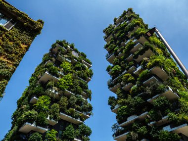 Milano 'nun çok katlı binaları, Bosco Verticale gökyüzüne karşı.