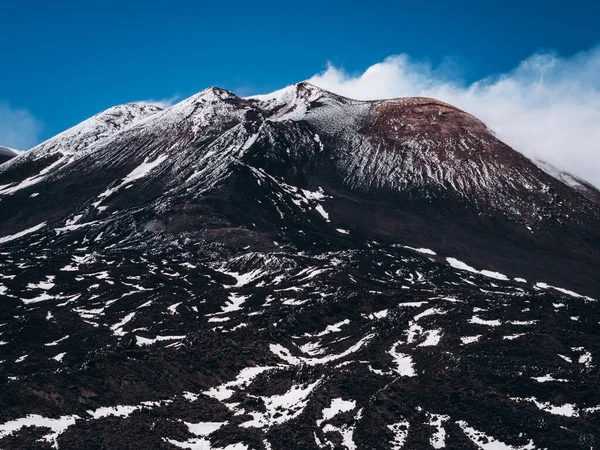 Etna Dağı 'nın tepesinde mavi bir gökyüzüne karşı. Kraterin üzerinde buhar dolaşıyor.. Stok Resim