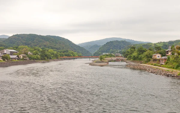 Вид на реку Уджи с моста Уджи в городе Уджи, Япония — стоковое фото