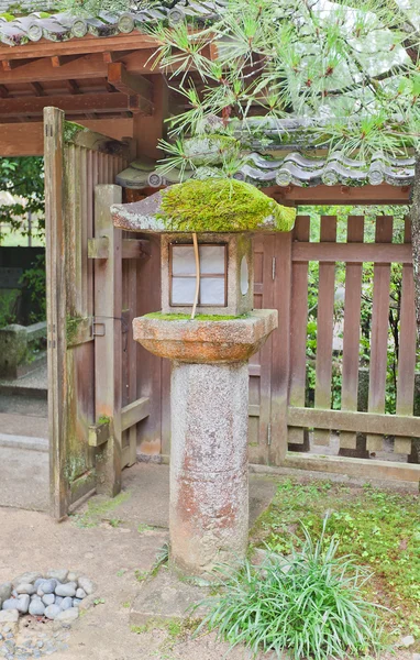 Stone lantern (toro) in Ujigami Shinto Shrine in Uji, Japan — Stockfoto