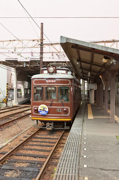 Randen villamos Katabiranotsuji állomáson Kyoto — Stock Fotó