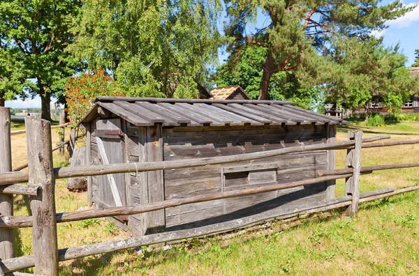 Rök huset för fisk i etnografiska Open-Air Museum i Lettland — Stockfoto