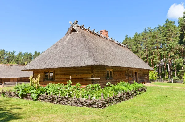 Boningshus (ca 1848) i etnografiska Open-Air Museum av L — Stockfoto