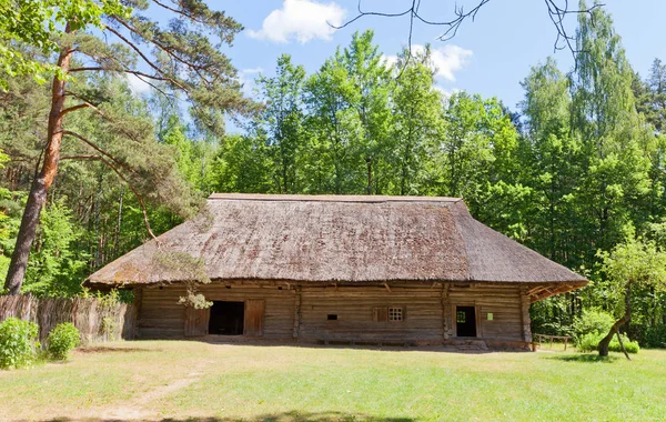 Threshing house (circa 1670s) in Ethnographic Open-Air Museum of — Stock Photo, Image